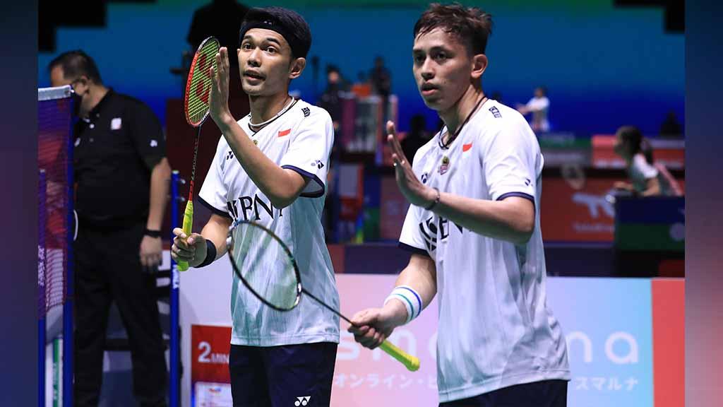 Pebulutangkis Indonesia, Fajar Alfian dan Muhammad Rian Ardianto memamerkan ‘bestie’ barunya, Vidi Aldiano, usai hadir di sebuah acara penghargaan TV Nasional. Foto: PBSI
