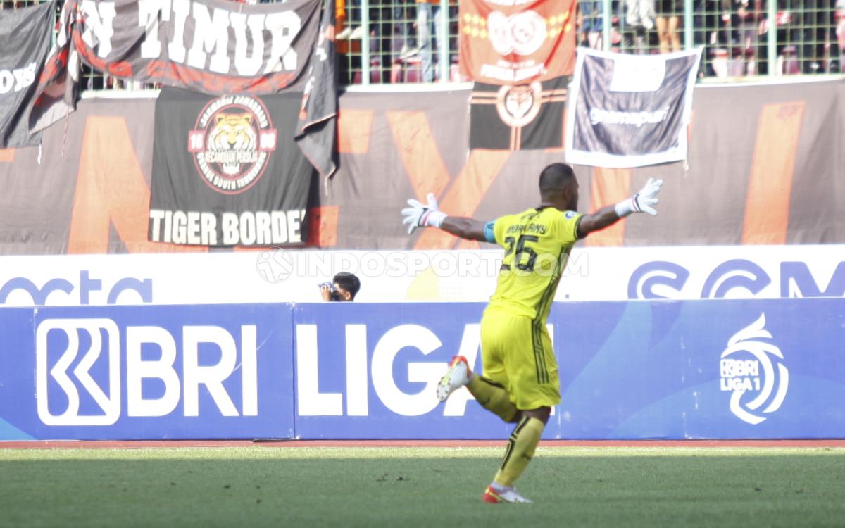 Selebrasi kiper Persija Jakarta, Andritany Ardhiyasa usai timnya mencetak gol ke gawang Persis Solo pada BRI Liga 1 2022/2023 di Stadion Patriot Candrabhaga, Minggu (31/07/22).