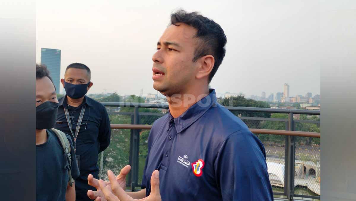 Selebriti kenamaan Indonesia, Raffi Ahmad dan Desta Mahendra akan adu skill bermain tenis pada November mendatang. Foto: Ammara Marthiara/INDOSPORT
