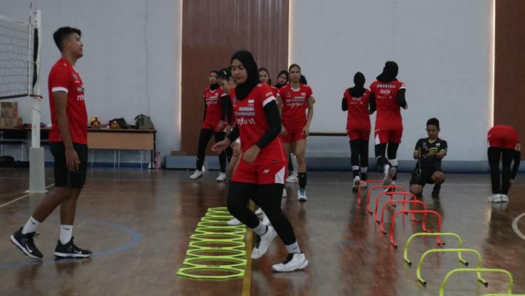 Pemusatan latihan (TC) Tim Voli Putri Indonesia di Bandung sebagai persiapan tampil di ASEAN Grand Prix 2022. - INDOSPORT