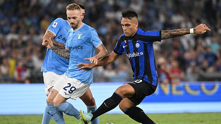 Penyerang Inter Milan, Lautaro Martinez saat dibayangi oleh pemain Lazio.