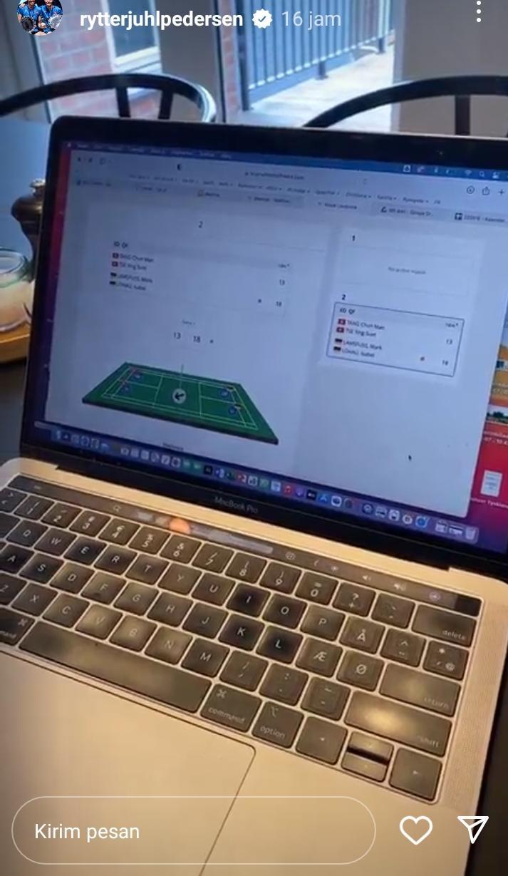 Christinna Pedersen memantau muridnya, Isabel Lohau, saat berjuang hingga lolos ke semifinal Kejuaraan Dunia Bulutangkis 2022. Copyright: instagram story @rytterjuhlpedersen