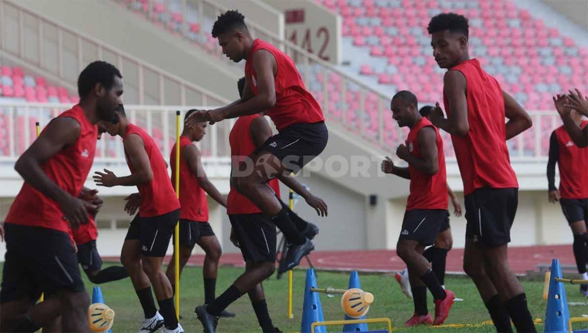 Skuad Persipura Jayapura saat menjajal Stadion Lukas Enembe. Foto: Sudjarwo/INDOSPORT