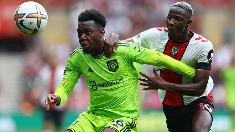 Aksi Anthony Elanga dan Moussa Djenepo di laga Southampton vs Manchester United dalam lanjutan Liga Inggris, Sabtu (27/08/22) malam WIB.