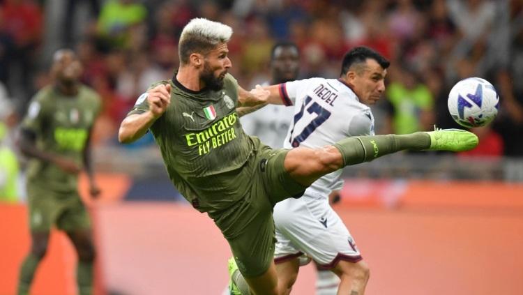 Aksi Olivier Giroud mencetak gol sensasional di laga AC Milan vs Bologna. Foto: REUTERS/Daniele Mascolo. - INDOSPORT