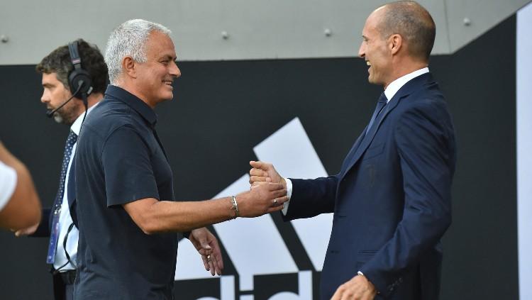 Massimiliano Allegri (kiri) dan Jose Mourinho bertemu di laga Juventus vs AS Roma (27/08/22). (Foto: REUTERS/Massimo Pinca) - INDOSPORT