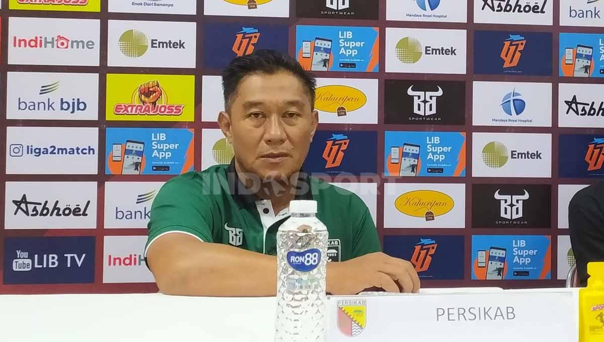 Asisten pelatih Persikab Bandung, Isep Unang saat konferensi pers menjelang pertandingan Liga 2 2022-2023 menghadapi PSIM Yogyakarta. - INDOSPORT