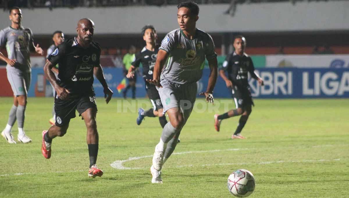 Striker PSS Sleman, Boaz Solossa dirumorkan akan dibawa kembali oleh Persipura Jayapura pada putaran kedua Liga 2 mendatang. Foto: Nofik Lukman Hakim/INDOSPORT - INDOSPORT