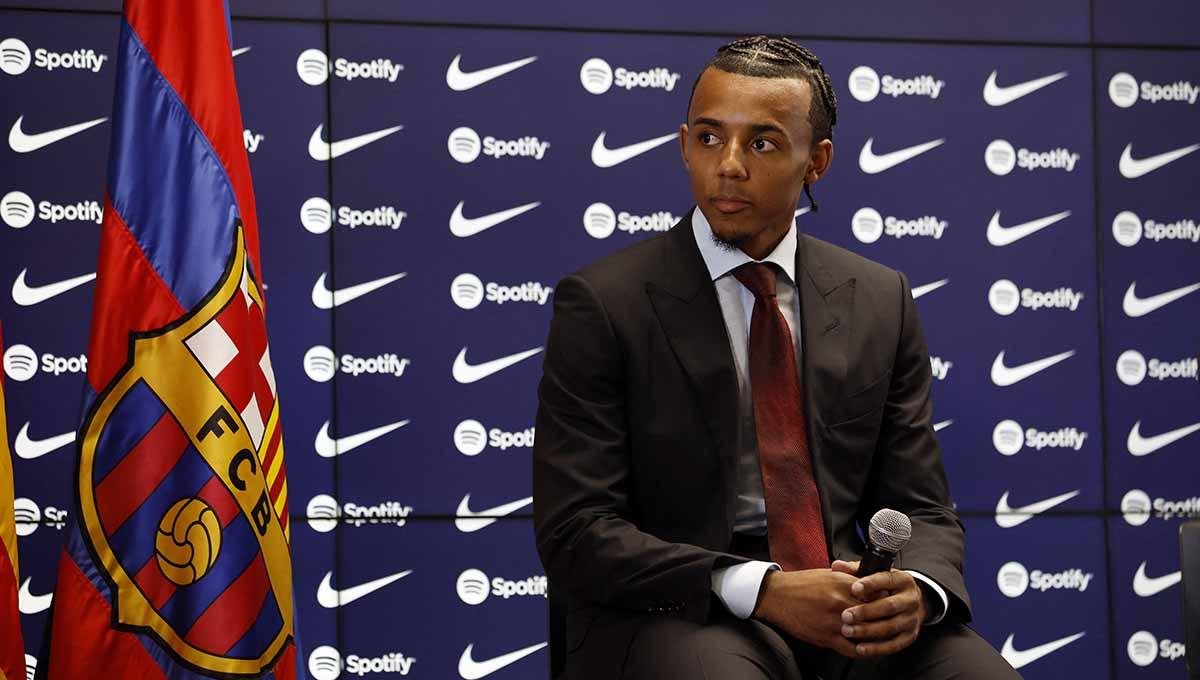 Barcelona berhasil mendaftarkan rekrutan anyarnya dari Sevilla, Jules Kounde di Liga Spanyol (La Liga). Sehingga sang pemain akan melakukan debutnya melawan Real Valladolid. Foto: REUTERS/Albert Gea