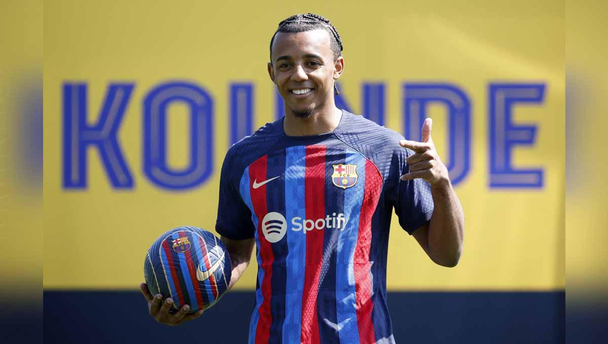 Jules Kounde, pemain anyar Barcelona. Foto: REUTERS/Albert Gea