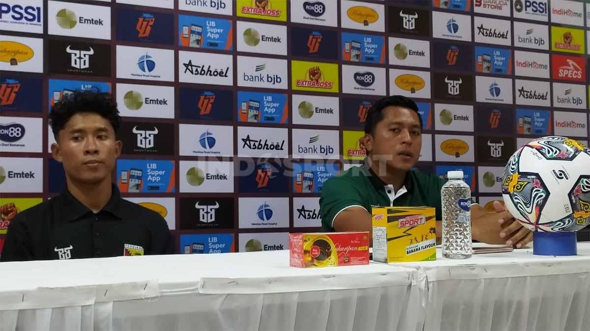 Pelatih Persikab Bandung, Stefan Rullin Keltjes (kanan), usai laga menghadapi PSIM. - INDOSPORT