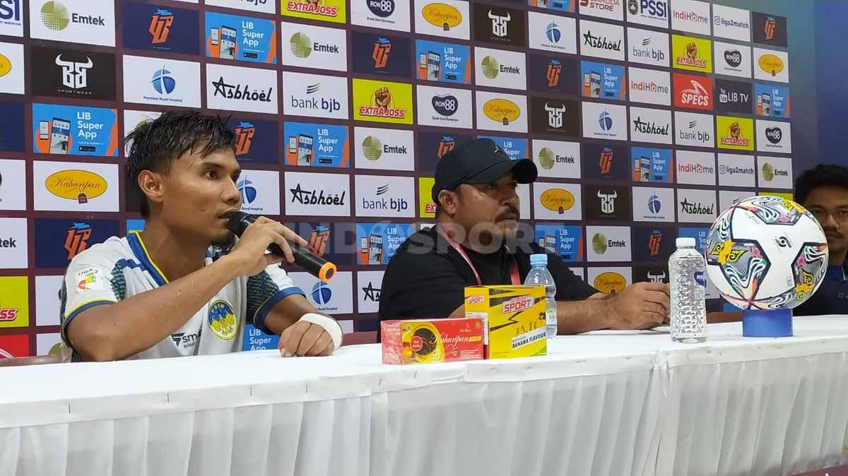 Pelatih PSIM Yogyakarta, Imran Nahumarury (kanan) usai laga menghadapi Persikab.