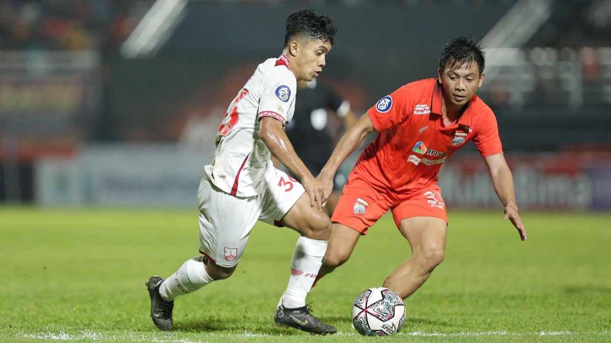 Winger Persis Solo, Althaf Indie saat dikawal Wahyudi Hamisi. Foto: Persis Solo