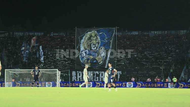 Aremania dalam slh satu koreonya. Foto: Ian Setiawan/INDOSPORT