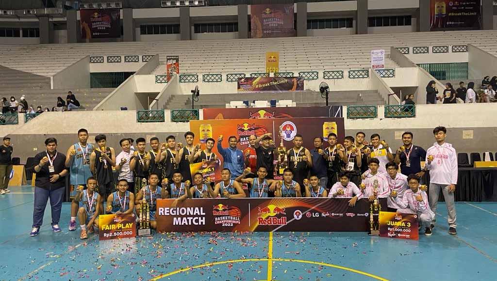SMAN 1 Pekanbaru berhasil menyabet gelar juara turnamen bola basket Red Bull Basketball Championships 2022 seri Pekanbaru. - INDOSPORT