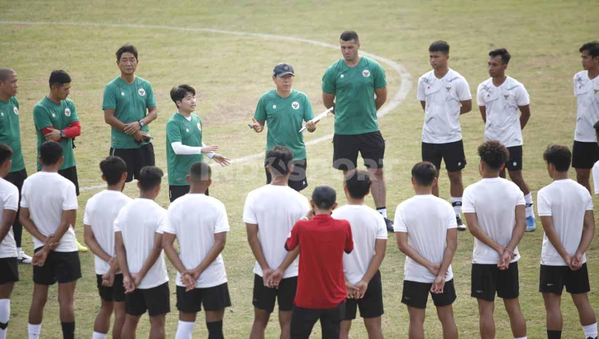 Latihan Timnas Indonesia U-19 sebagai persiapan Kualifikasi Piala Asia U-20 2022 di Lapangan ABC Senayan, Jakarta, Selasa (30/08/22). Foto: Herry Ibrahim/INDOSPORT