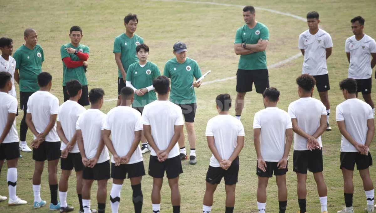 Latihan Timnas Indonesia U-19 sebagai persiapan Kualifikasi Piala Asia U-20 2022 di Lapangan ABC Senayan, Jakarta, Selasa (30/08/22). Foto: Herry Ibrahim/INDOSPORT