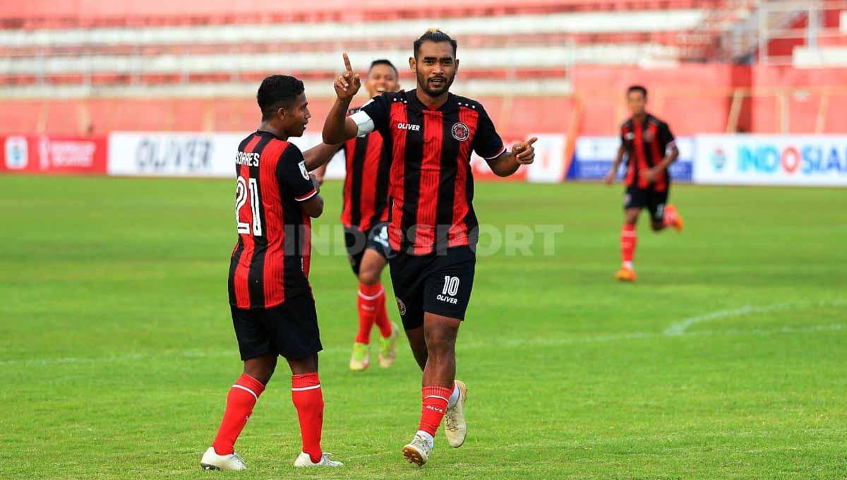 Selebrasi Ferry Aman Saragih sebagai kapten PDS Demak. Foto: Ian Setiawan/INDOSPORT