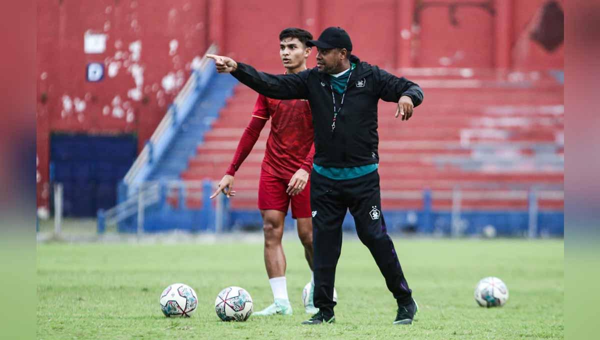Divaldo Alves mulai memimpin latihan Persik Kediri. Foto: MO Persik Kediri