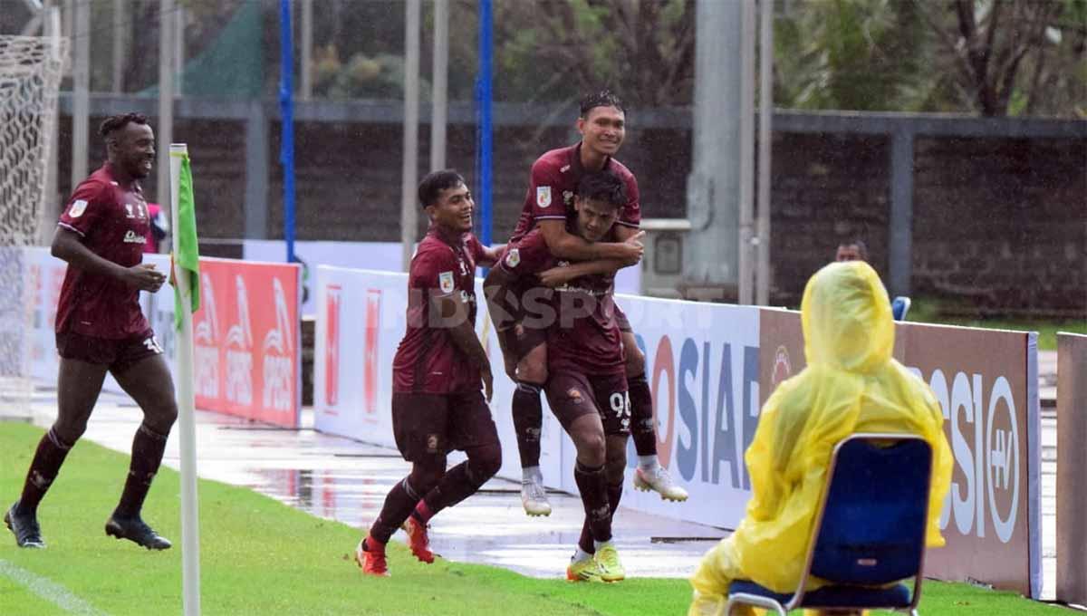 Selebrasi pemain Sriwijaya FC usai mencetak gol di laga melawan Perserang. Foto: Muhammad Effendi/INDOSPORT