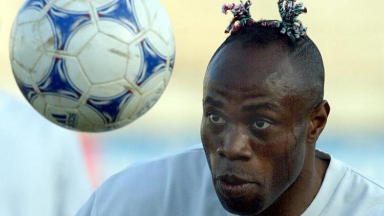 Taribo West, mantan pemain AC Milan asal Nigeria. Foto: FRANCK FIFE/AFP/Getty Images.