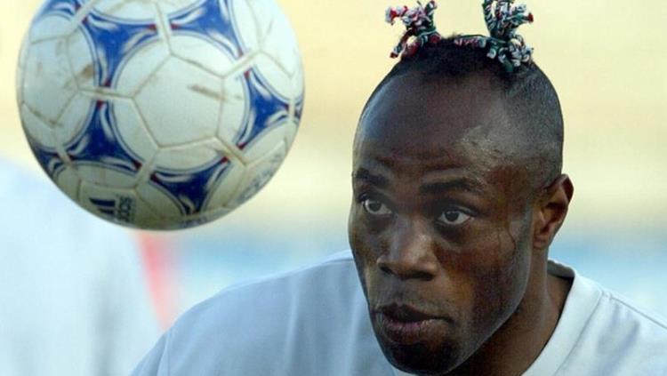 Taribo West, mantan pemain AC Milan asal Nigeria. Foto: FRANCK FIFE/AFP/Getty Images. - INDOSPORT