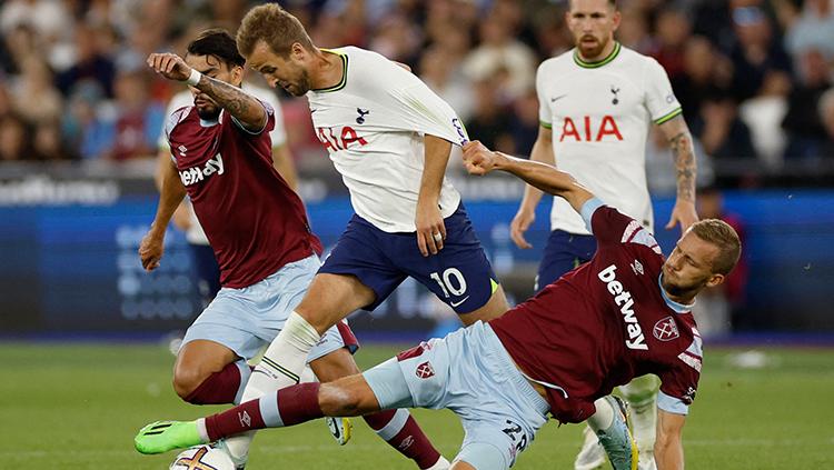 Harry Kane mendapat pengawalan ketat dari para pemain West Ham United di Liga Inggris.