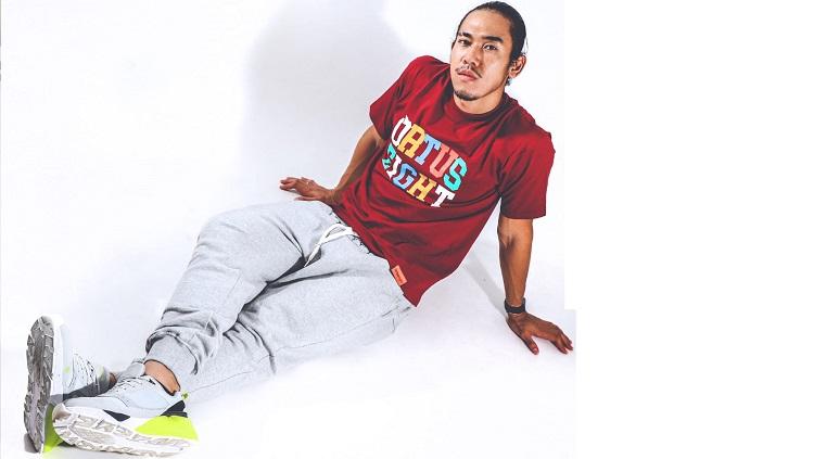 Ryuji Utomo memamerkan sepatu baru Montreal Ryuji X Ortuseight. - INDOSPORT