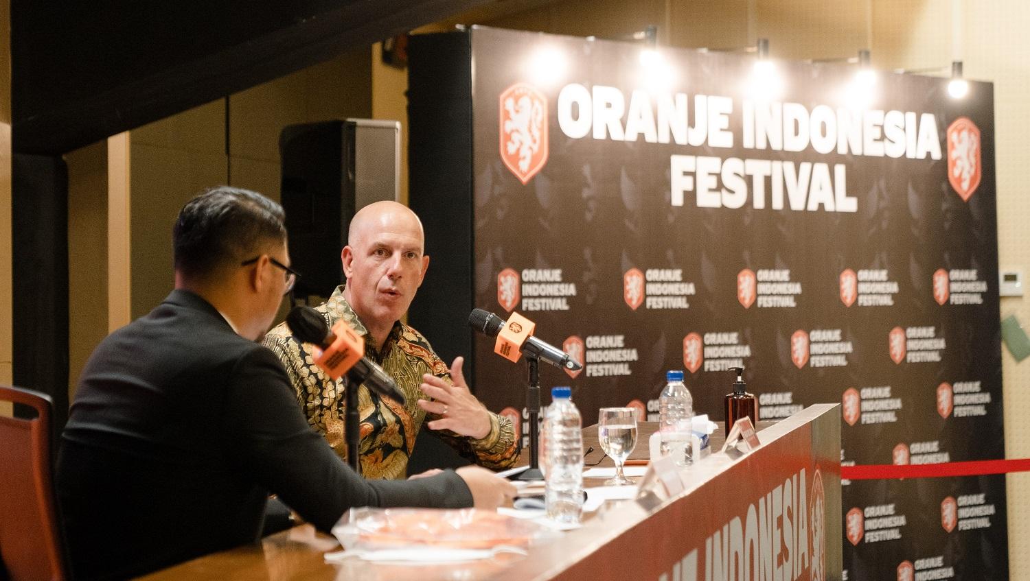 Sekjen KNVB, Gijs de Jong, dalam kegiatan Festival Oranje Indonesia.