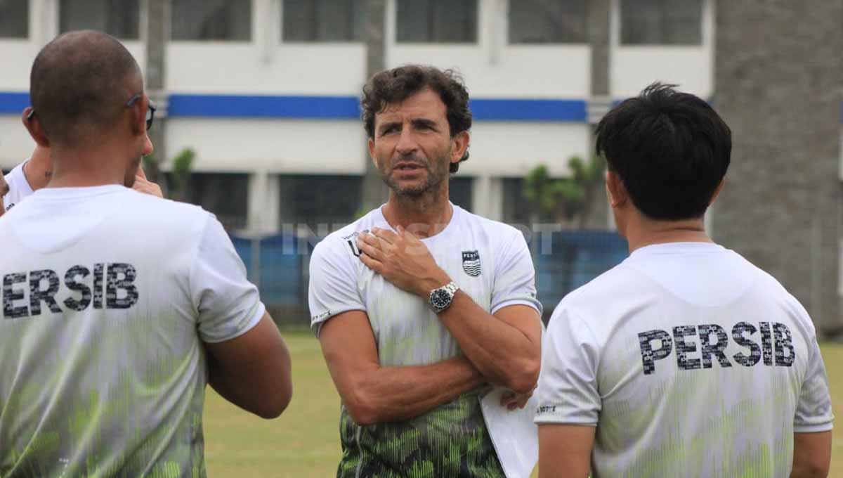 Pelatih Persib Bandung, Luis Milla. Foto: Arif Rahman/INDOSPORT.