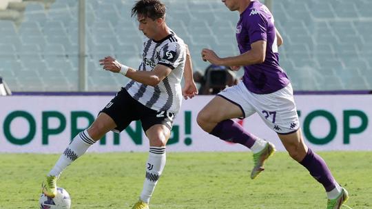 Aksi pemain Juventus, Fabio Miretti melindungi bola dari rebutan pemain Fiorentina.