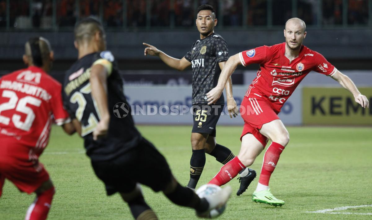 Striker Persija Jakarta, Michaek Krmencik (kanan) menjadi andalan utama di lini depan Macan Kemayoran di Liga 1 musim 2022/2023.