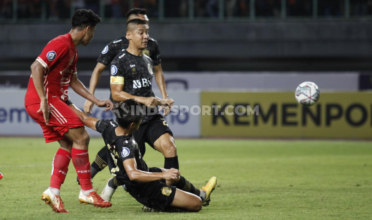 Bek Bhayangkara FC mencoba mematahkan peluang yang didapatkan pemain Persija Jakarta pada pekan ke-8 BRI Liga 1 2022/2023 di stadion Patriot Candrabhaga, Bekasi, Sabtu (03/09/22).
