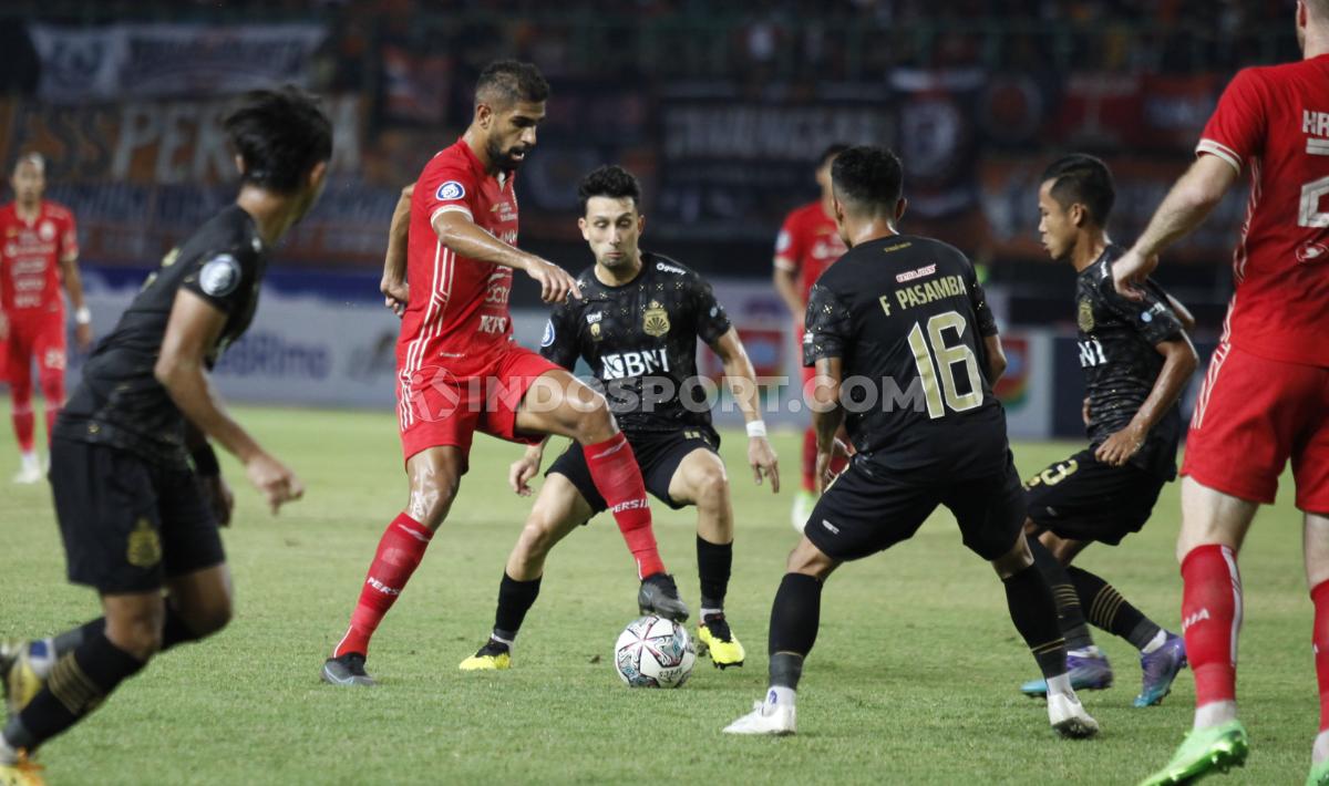 Penyerang Persija Jakarta, Abdulla Yusuf Helal (kedua dari kiri) dijaga ketat beberapa pemain Bhayangkara FC pada pekan ke-8 BRI Liga 1 2022/2023 di stadion Patriot Candrabhaga, Bekasi, Sabtu (03/09/22).