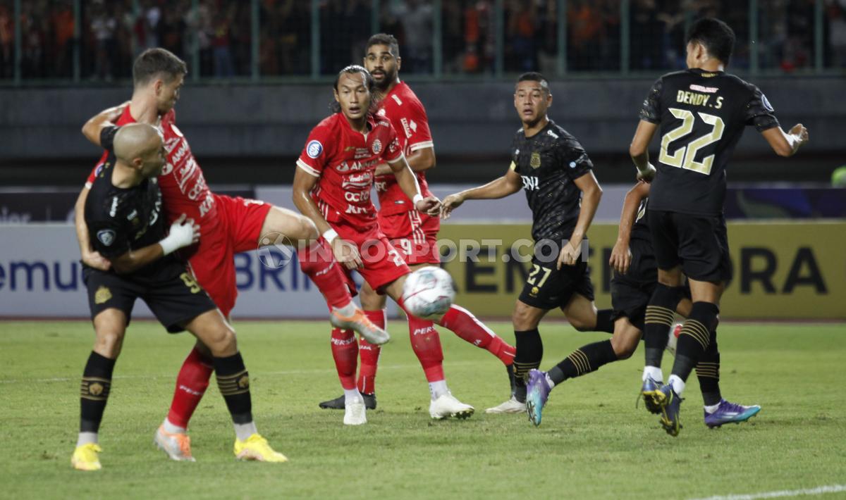 Bek Persija Jakarta, Ondrej Kudela (kiri) memiliki peluang melakukan tembakan ke gawang Bhayangkara FC pada pekan ke-8 BRI Liga 1 2022/2023 di stadion Patriot Candrabhaga, Bekasi, Sabtu (03/09/22).