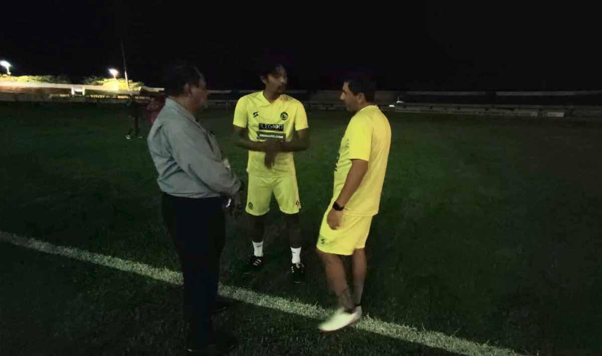 Pelatih Arema FC, Eduardo sedang berdiskusi di tengah padamnya lampu stadion ketika Oficial Training. Foto: MO Arema FC - INDOSPORT