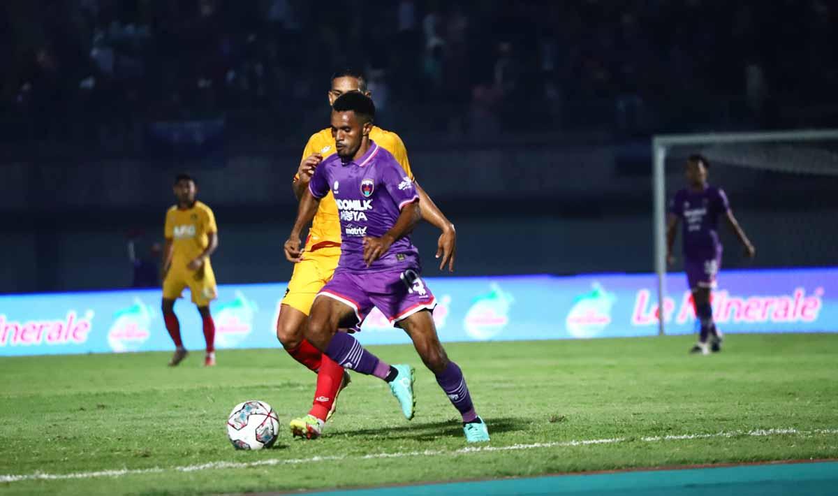Persita Tangerang secara resmi melepas satu pemain depan, Oktovianus Oscar Karisago usai pekan kedelapan Liga 1. - INDOSPORT