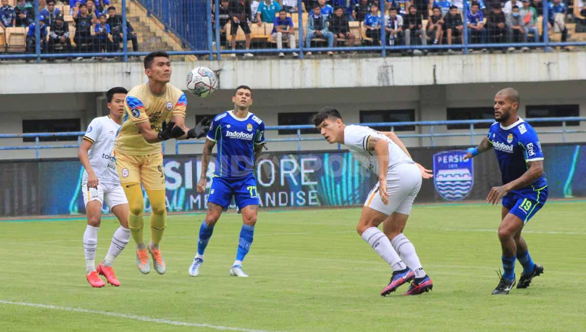 Kiper RANS Nusantara FC, Hilmansyah berhasil menggagalkan peluang yang didapat Persib Bandung pada pekan ke-8 BRI Liga 1 2022/2023 di Stadion Gelora Bandung Lautan Api (GBLA), Minggu (04/09/22).