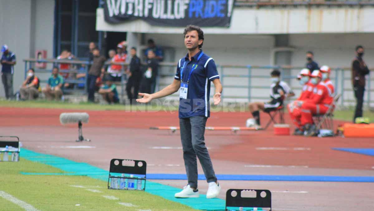 Pelatih anyar Persib Bandung, Luis Milla memberikan arahan kepada para pemainnya saat menghadapi RANS Nusantara FC pada pekan ke-8 BRI Liga 1 2022/2023 di Stadion Gelora Bandung Lautan Api (GBLA), Minggu (04/09/22).
