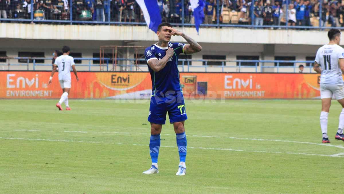 Selebrasi striker Persib Bandung Ciro Alves usai mencetak gol kedua lewat titik putih ke gawang RANS Nusantara FC pada pekan ke-8 BRI Liga 1 2022/2023 di Stadion Gelora Bandung Lautan Api (GBLA), Minggu (04/09/22).