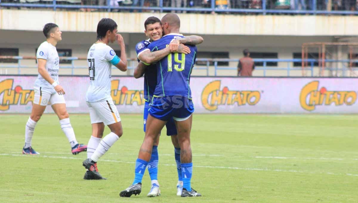 Ciro Alves dan David da Silva berpelukan merayakan gol kedua Persib Bandung ke gawang RANS Nusantara FC pada pekan ke-8 BRI Liga 1 2022/2023 di Stadion Gelora Bandung Lautan Api (GBLA), Minggu (04/09/22).