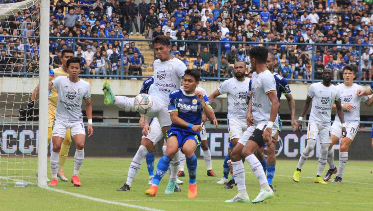 Kemelut di depan gawang RANS Nusantara FC coba dimaksimalkan pemain Persib Bandung pada pekan ke-8 BRI Liga 1 2022/2023 di Stadion Gelora Bandung Lautan Api (GBLA), Minggu (04/09/22).