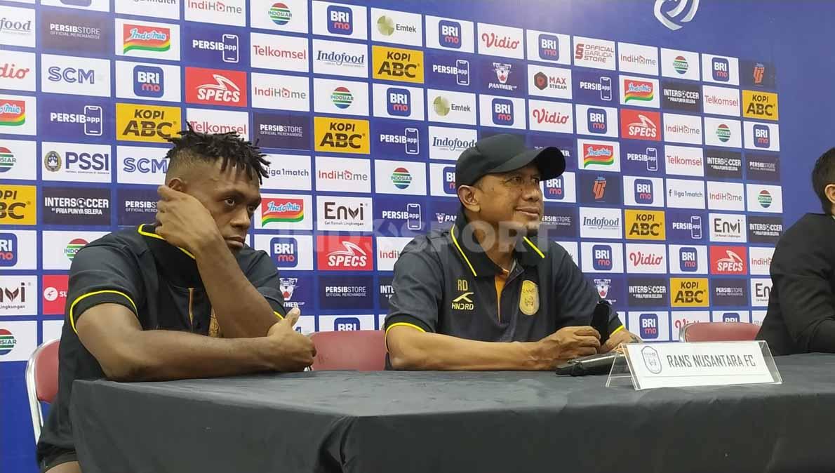 Pelatih RANS Nusantara, Rahmad Darmawan (kanan) bersama pemainnya David Laly.