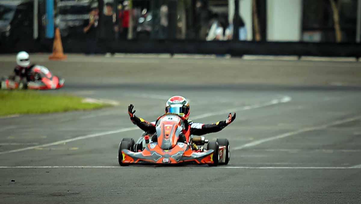 Selebrasi pebalap cilik berbakat Abyan Aqila saat meraih kemenangan pada laga pemungkas kejuaraan gokart nasional Eshark Rok Cup di Sirkuit Internasional Sentul pada 3-4 September. Foto: Dok. Abyan Aqila