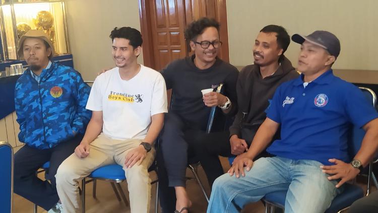 Perwakilan Viking, Heru Joko (tengah) bertemu dengan perwakilan Aremania untuk membahas rencana kedatangan ribuan suporter ke stadion Kanjuruhan saat laga Arema FC vs Persib Bandung di kantor Arema FC, Rabu (09/09/22).
