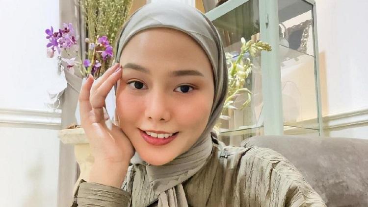 Pesona cantik selebgram Indonesia, Dara Arafah, saat menjajal olahraga berkuda sambil memanah sukses membuat takjub netizen. - INDOSPORT