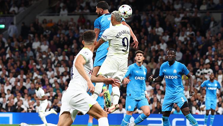 Aksi Richarlison melakukan sundulan dan gol di laga Tottenham Hotspur vs Marseille di Liga Champions. - INDOSPORT