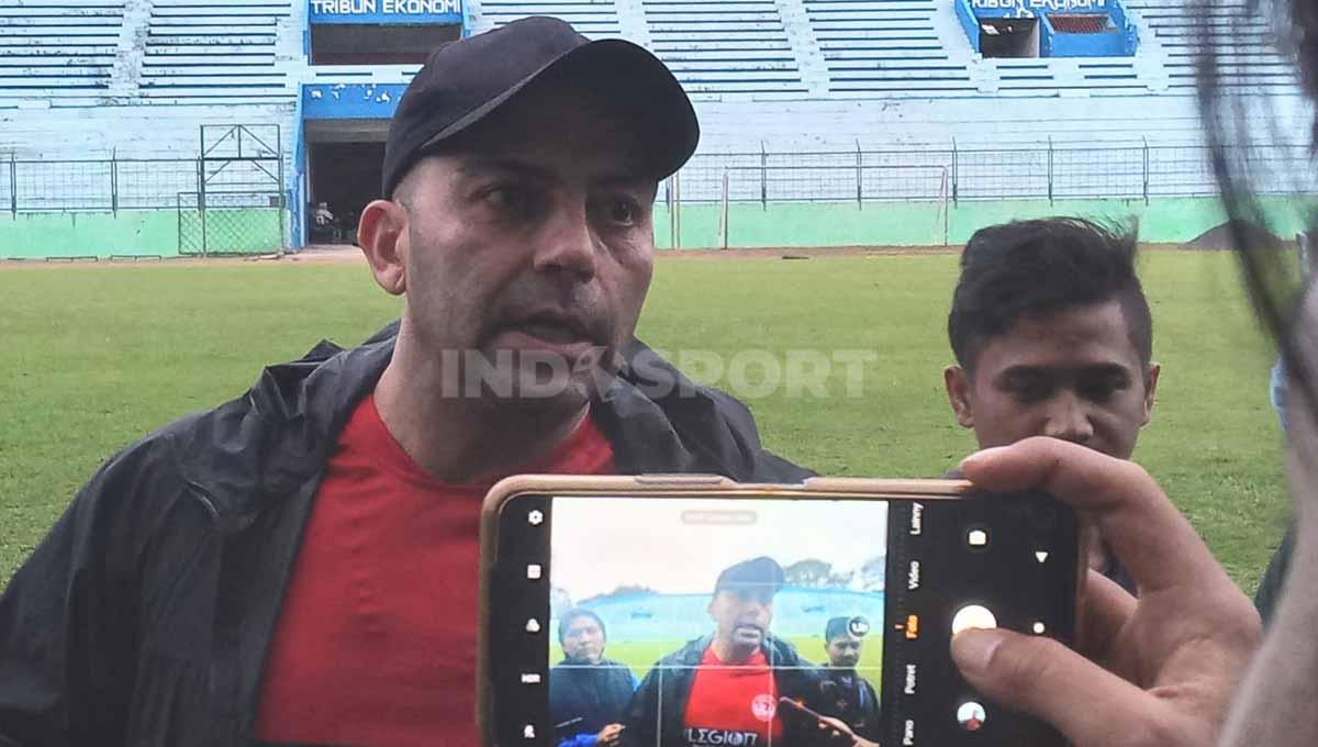Pelatih arema fc, Javier Roca. Foto: Ian Setiawan/INDOSPORT