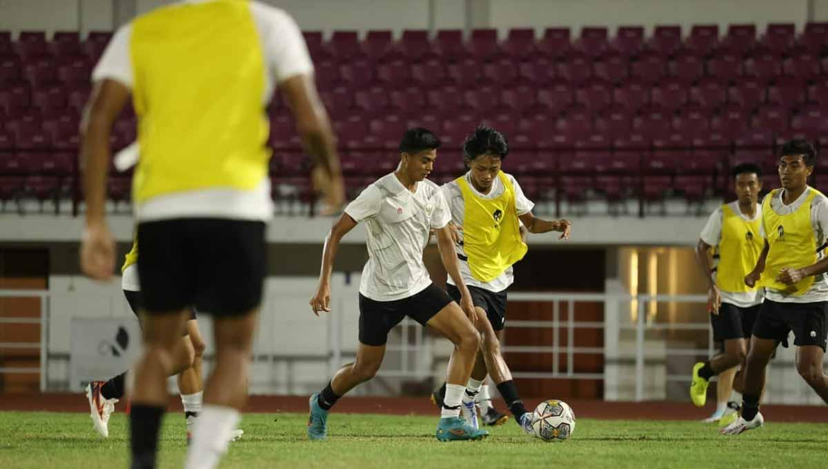 Timnas Indonesia U-20 Indonesia langsung menjalani latihan di lapangan Thor, Surabaya, Rabu (7/9) malam. Foto: MO timnas