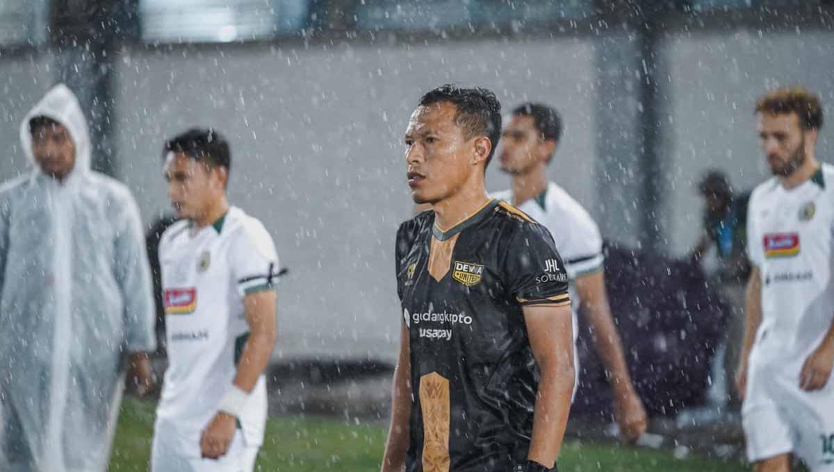 Pemain belakang Dewa United, Jajang Sukmara, tetap semangat menjalankan program latihan bersama tim, meskipun saat ini kompetisi Liga 1 2022-2023 sedang dihentikan.